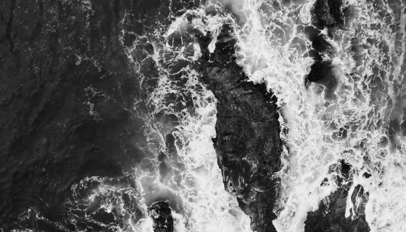 Imagem do mar em preto e branco